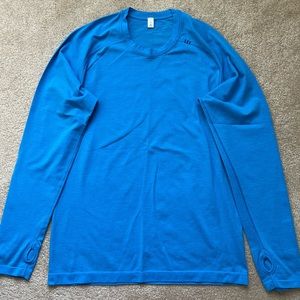Lululemon, Metal Vent Tech 1.0, Long sleeve T-shirt w/ thumb holes. Size Medium